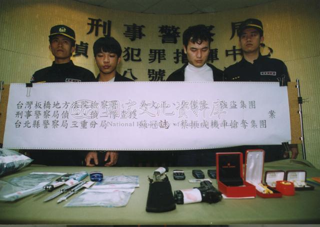 台北市刑事局十五日查獲吳文正（左）、岳偉隆（右二