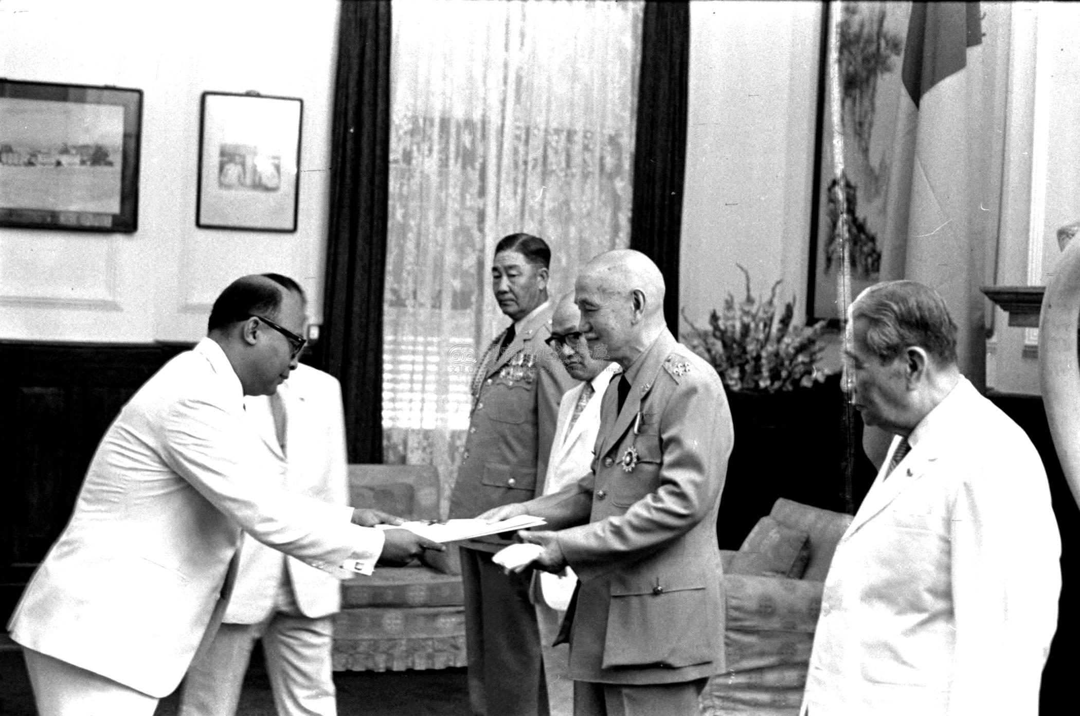 跟新任馬拉加西駐華大使賴芝漢晉見蔣總統呈遞到任國書有關的相片，第1張