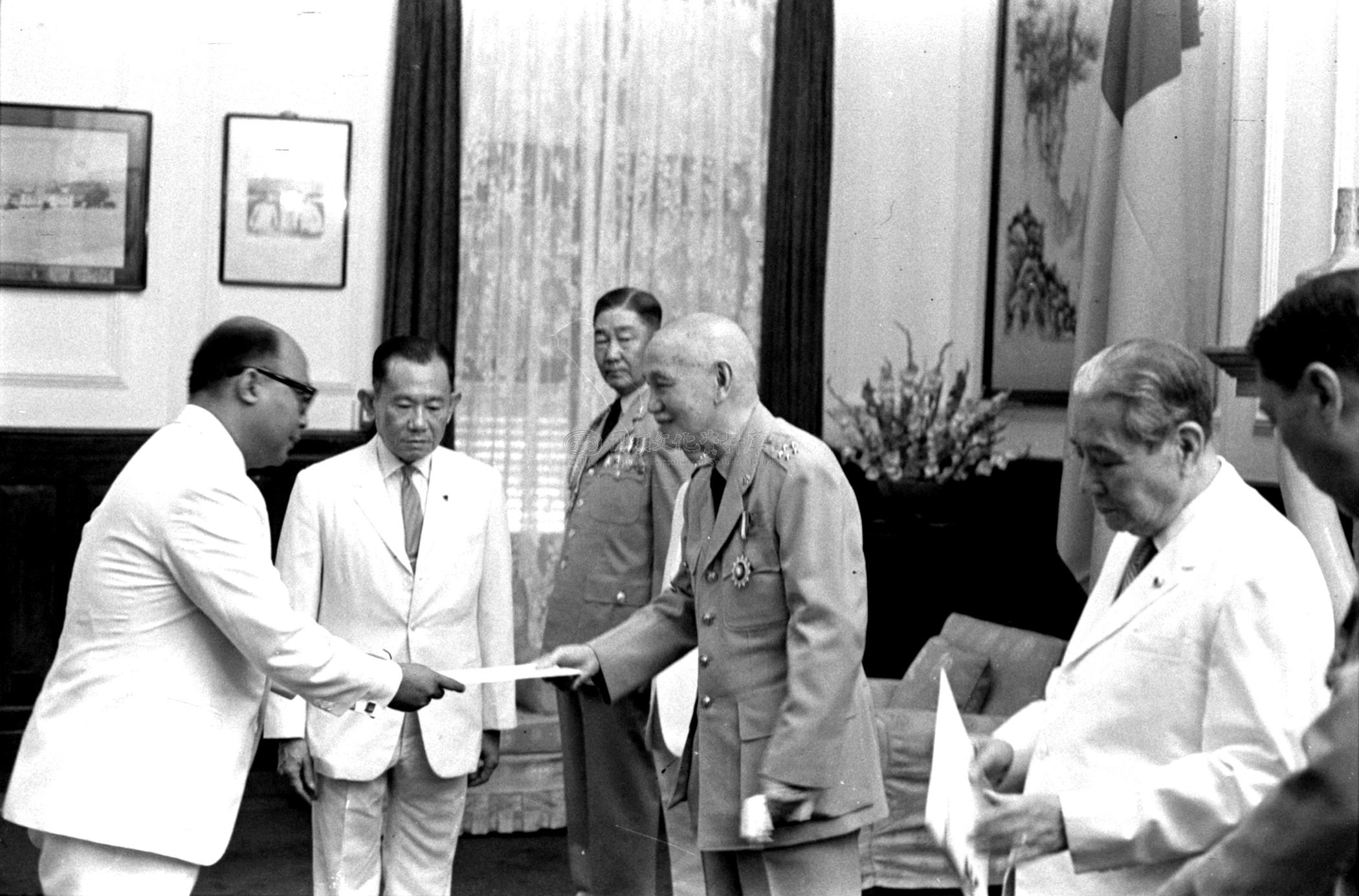 跟新任馬拉加西駐華大使賴芝漢晉見蔣總統呈遞到任國書有關的相片，第2張