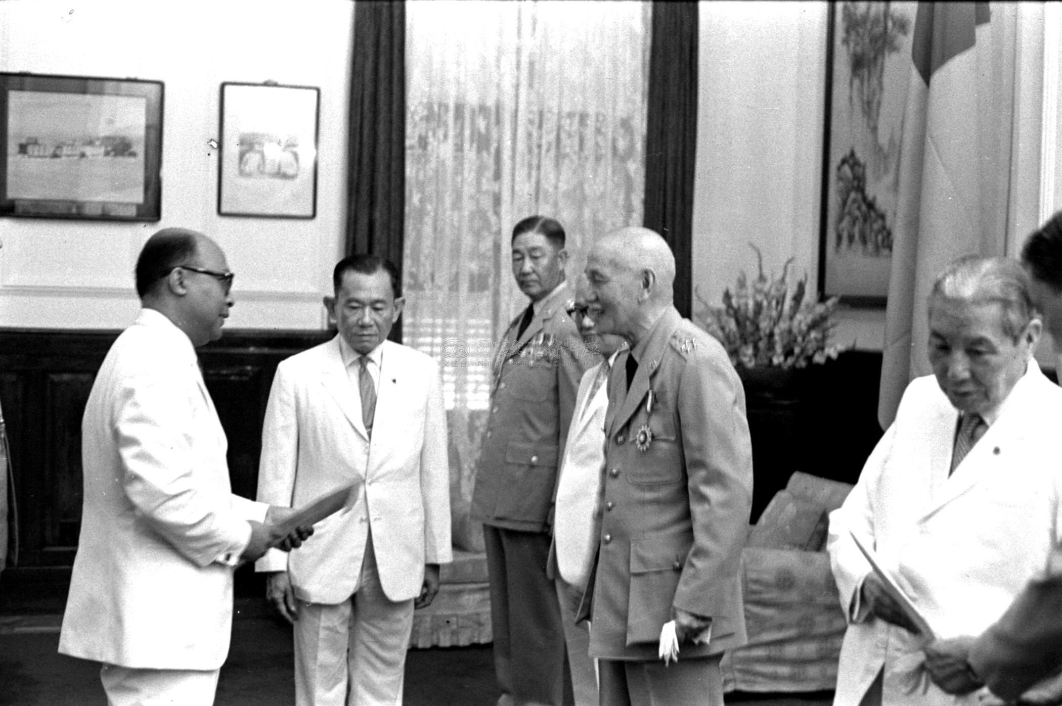 跟新任馬拉加西駐華大使賴芝漢晉見蔣總統呈遞到任國書有關的相片，第3張