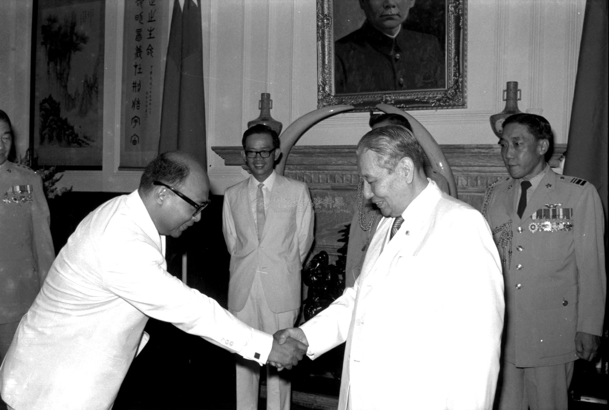 跟新任馬拉加西駐華大使賴芝漢晉見蔣總統呈遞到任國書有關的相片，第9張