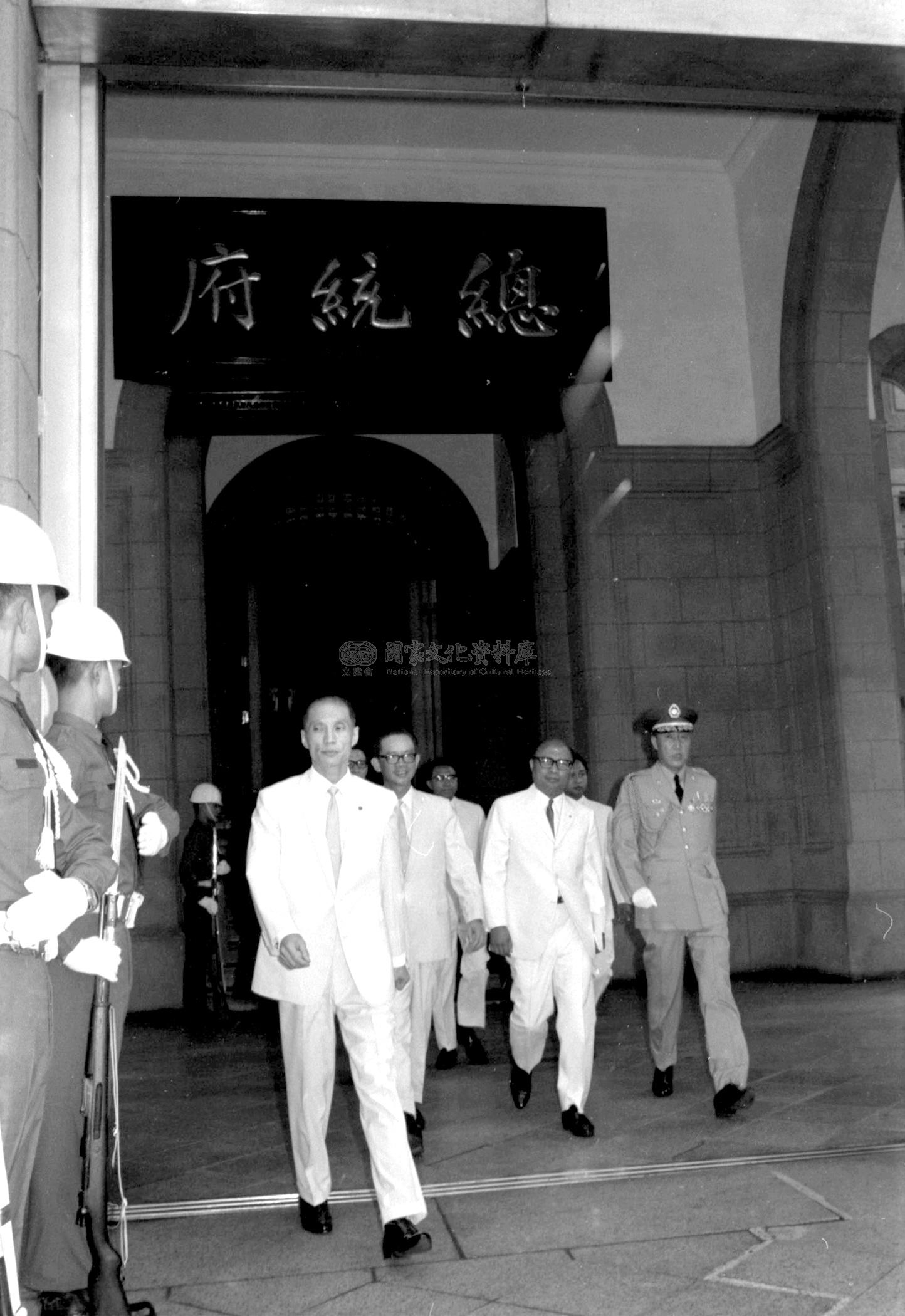 跟新任馬拉加西駐華大使賴芝漢晉見蔣總統呈遞到任國書有關的相片，第10張