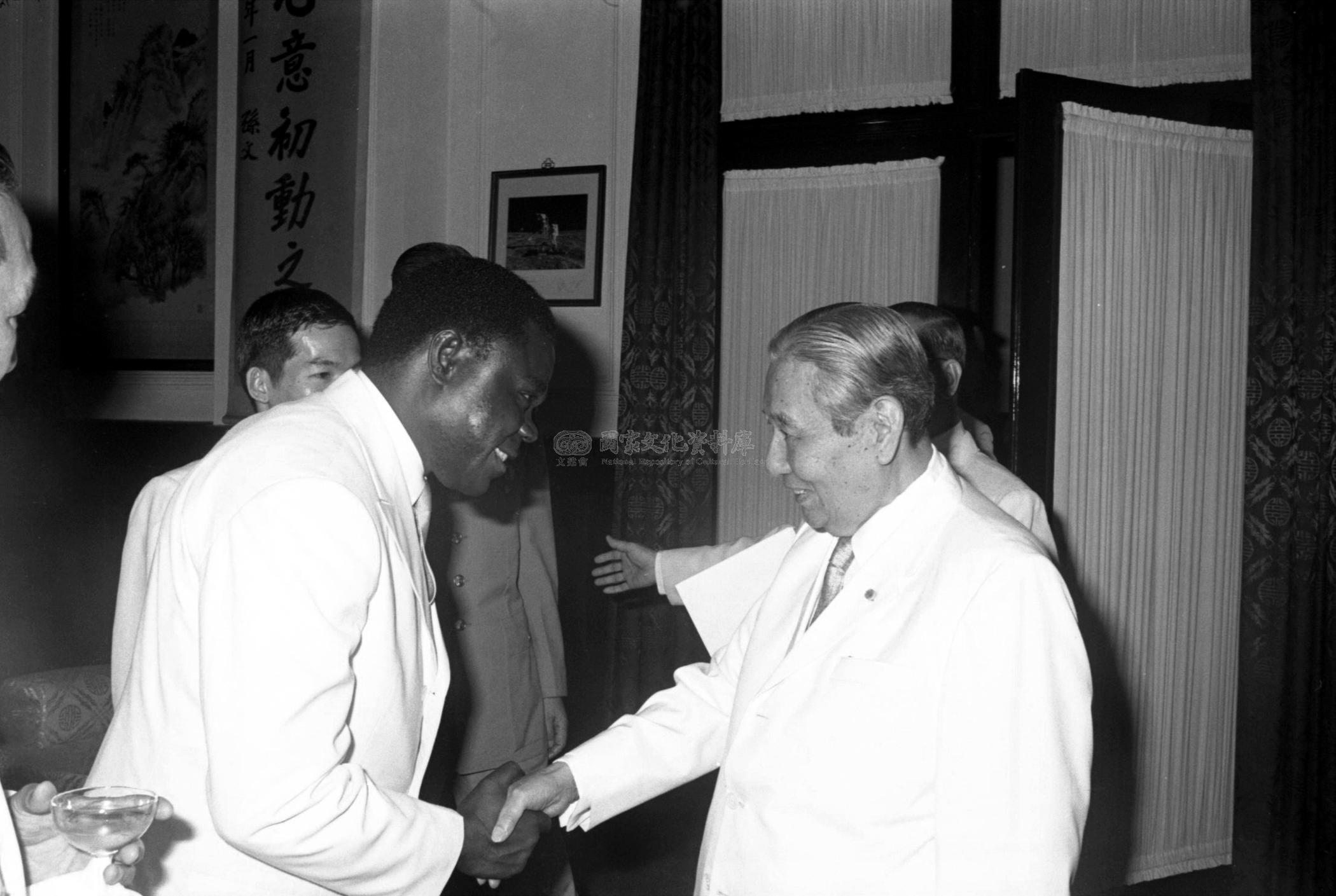 跟新任中非共和國駐華大使瓦德波晉見蔣中正總統呈遞到任國書有關的相片，第5張