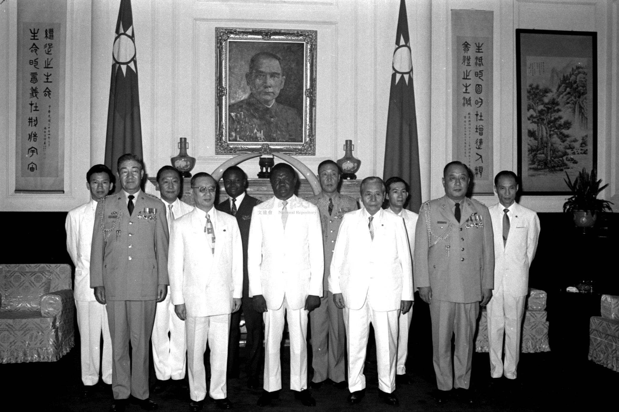 跟新任中非共和國駐華大使瓦德波晉見蔣中正總統呈遞到任國書有關的相片，第6張
