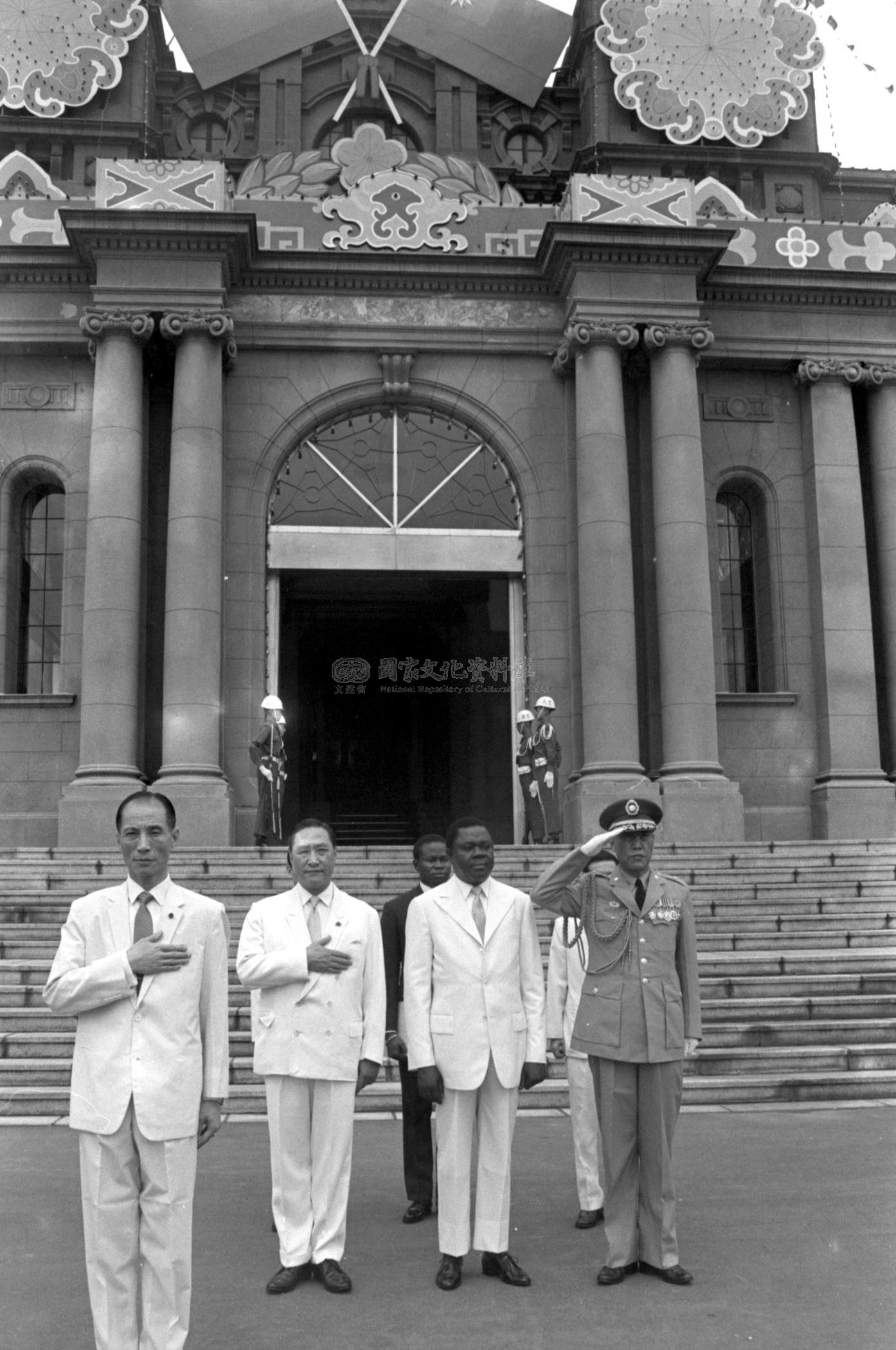 跟新任中非共和國駐華大使瓦德波晉見蔣中正總統呈遞到任國書有關的相片，第9張