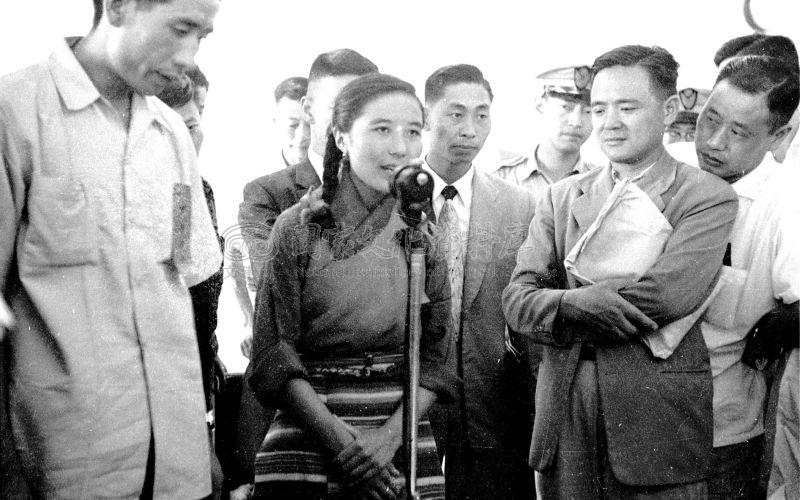 跟八位西藏投奔自由的難胞抵達基隆二號碼頭有關的相片，第21張