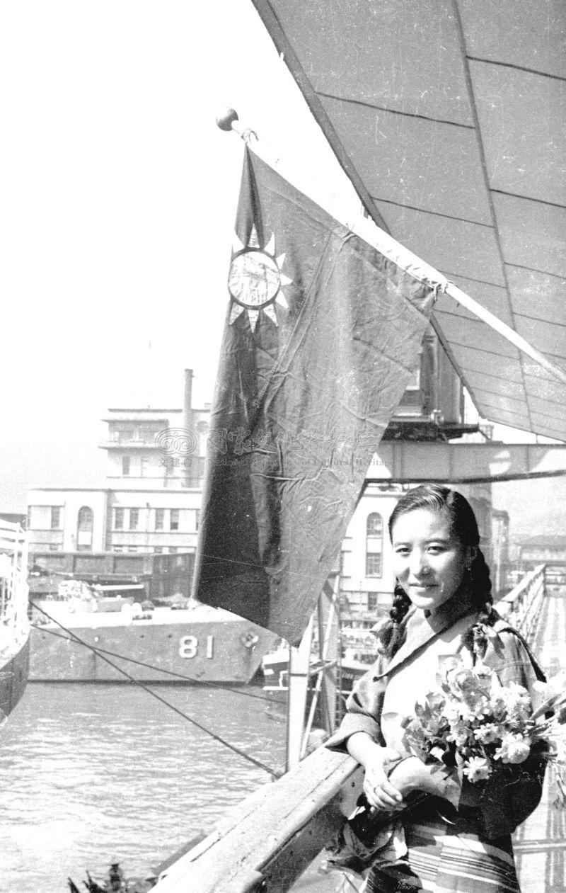 跟八位西藏投奔自由的難胞抵達基隆二號碼頭有關的相片，第5張